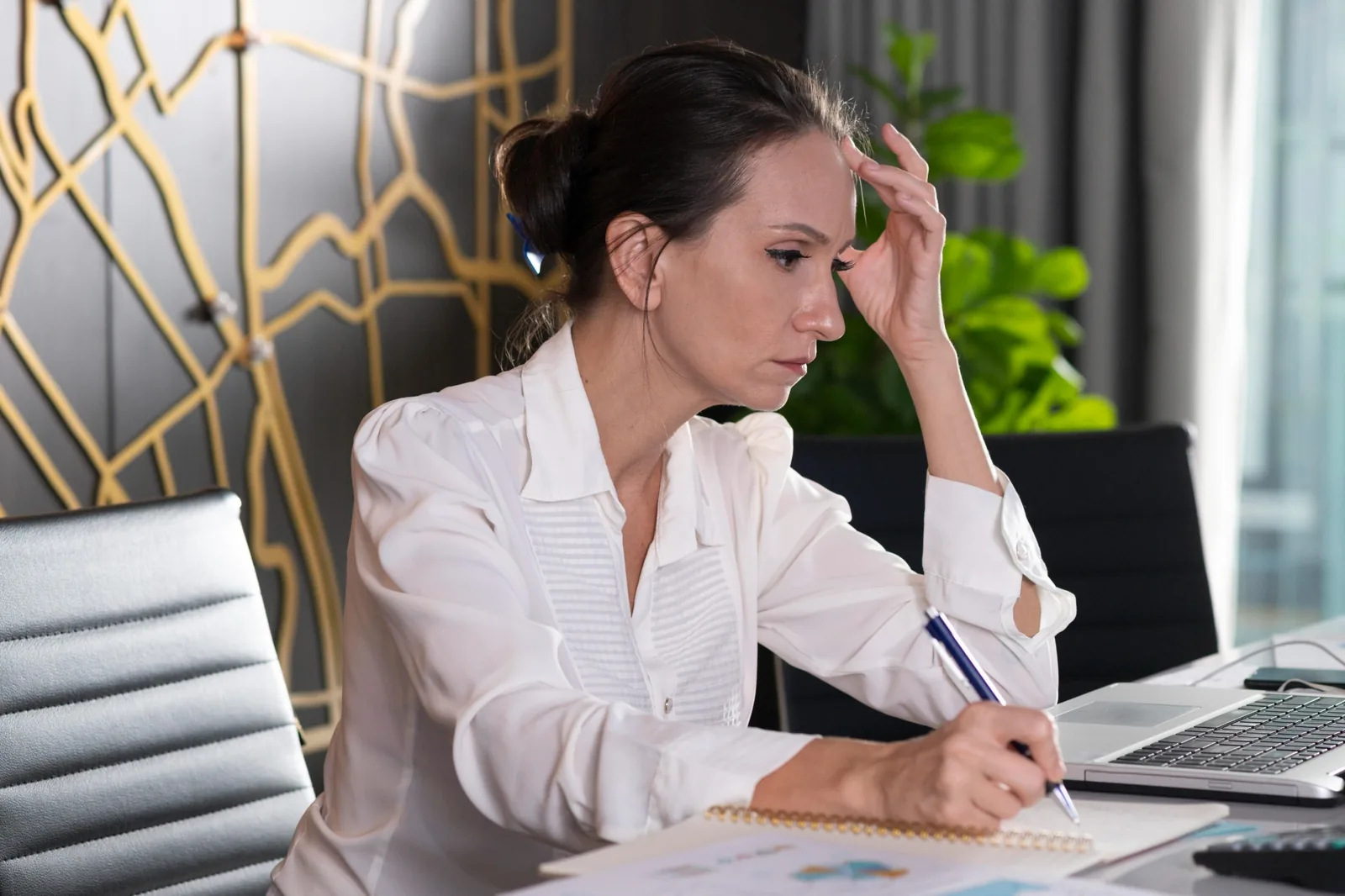 Mujer profesional implementando un plan